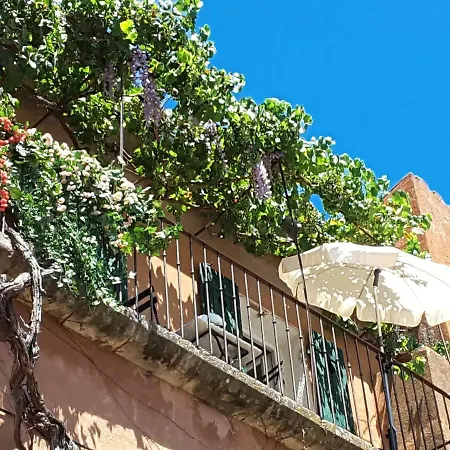 La Dame Au Balcon * Roussillon (Vaucluse)